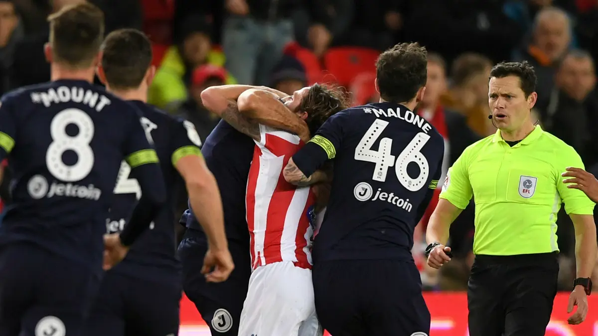الاتحاد الإنجليزي يوجه اتهامًا للاعب عضّ منافسًا