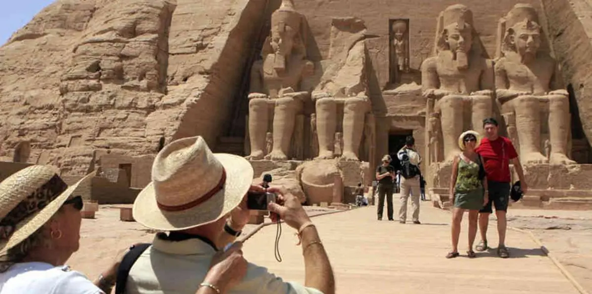 إيرادات مصر من السياحة تقفز 77% في النصف الأول