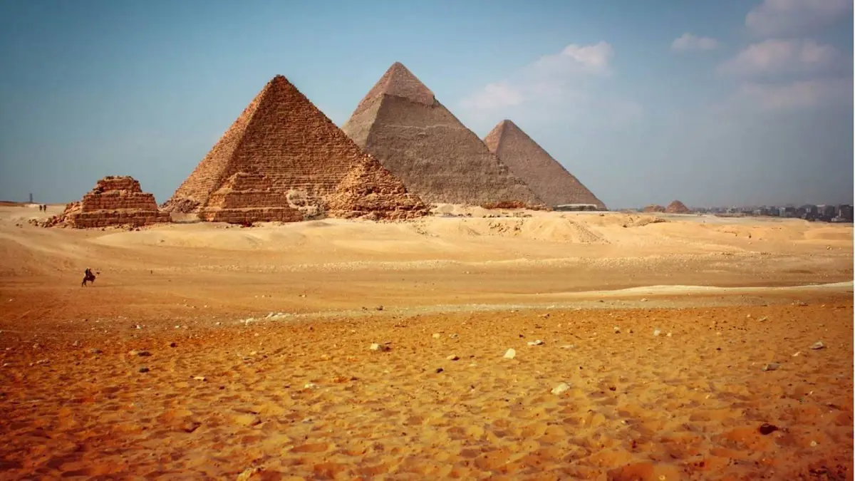 وزير الآثار المصري الأسبق يكشف حقيقة "مخطوطة أثرية" تحمل أسرارًا عن الأهرامات