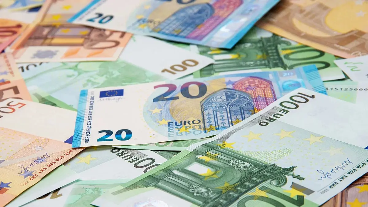  اليورو يقترب من أعلى مستوى في عام وسط ضغوط على الدولار