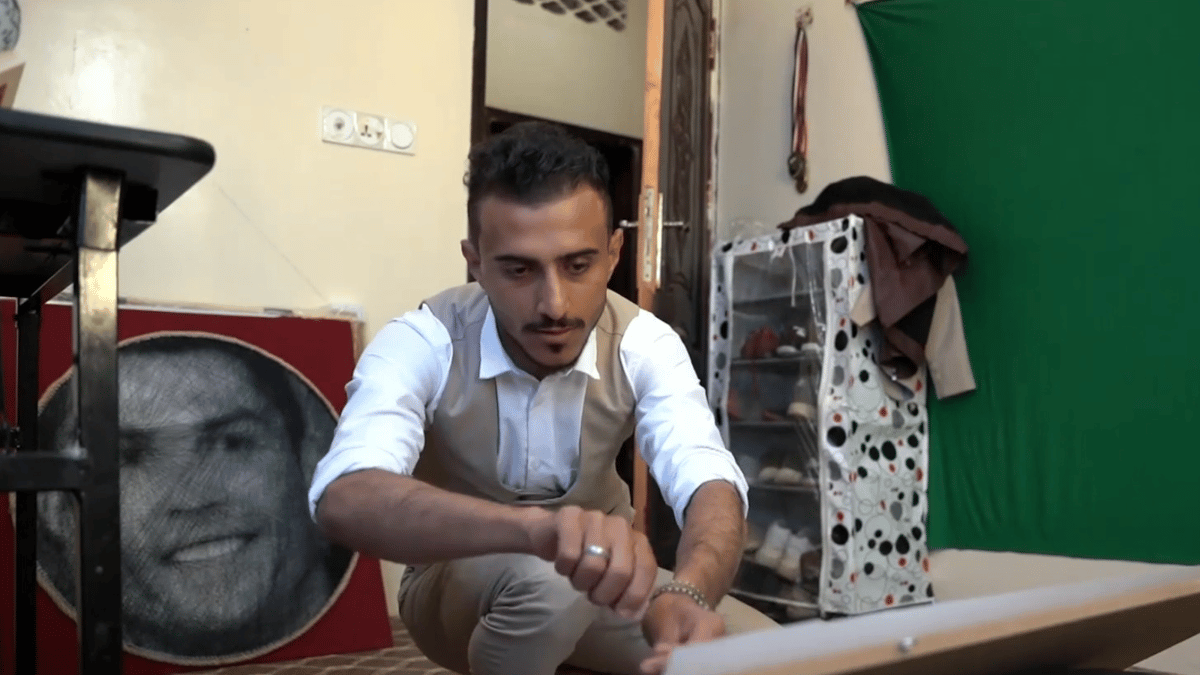 مهيب عبده.. رسام يمني يمتلك موهبة "فريدة" (صور)