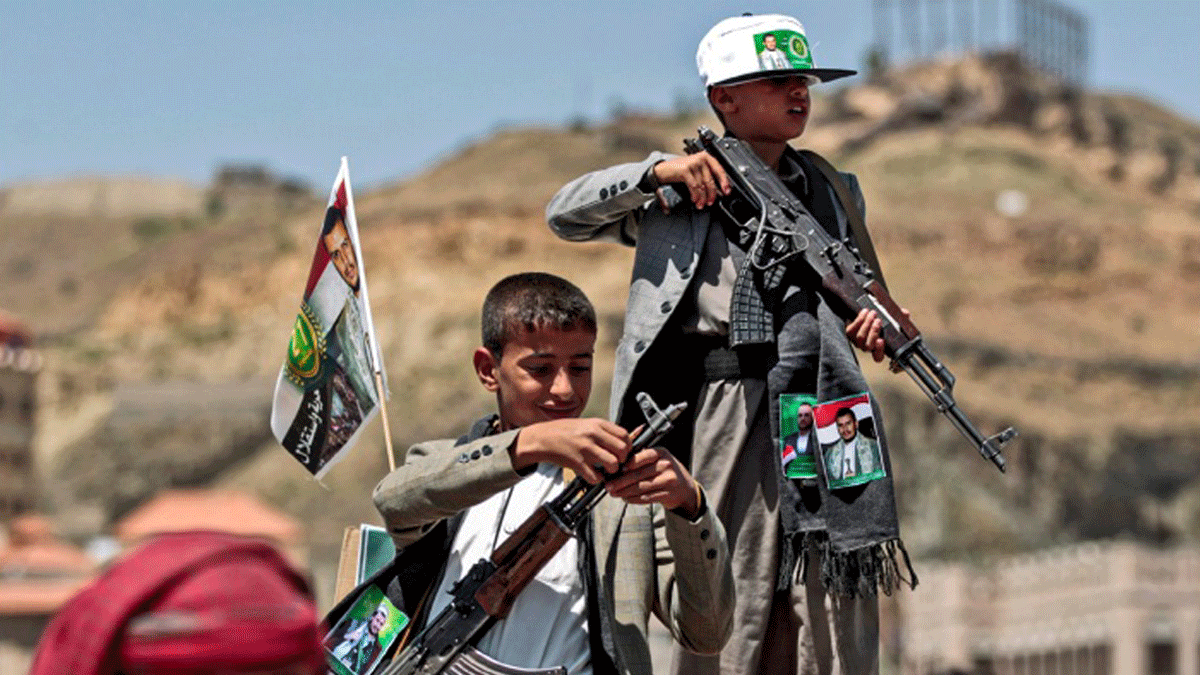 تقرير حقوقي: ميليشيا الحوثي تجند آلاف الأطفال للزج بهم في ساحات القتال