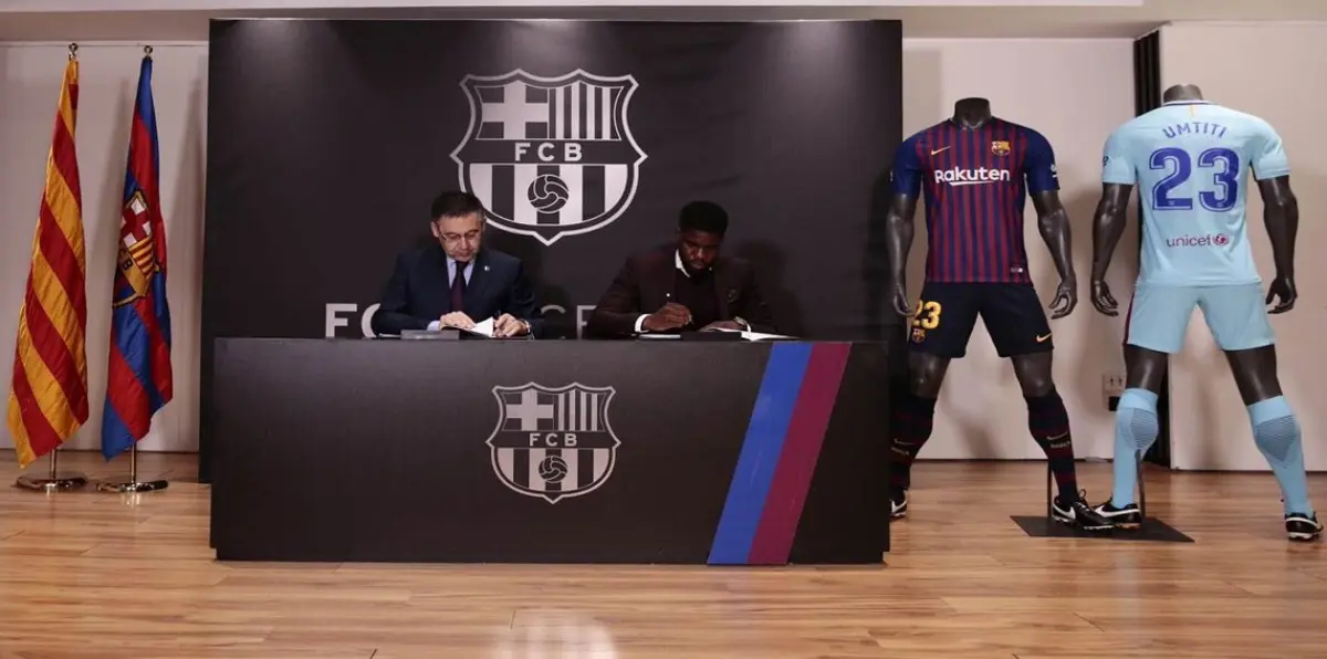 "أومتيتي" يوقع رسميًا على عقود التجديد مع نادي برشلونة (فيديو)