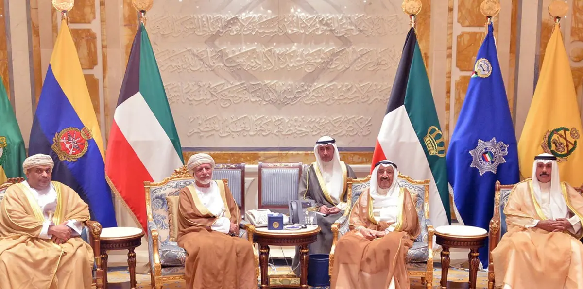 قبيل تسليم رد قطر.. وزير خارجية سلطنة عُمان يلتقي أمير الكويت