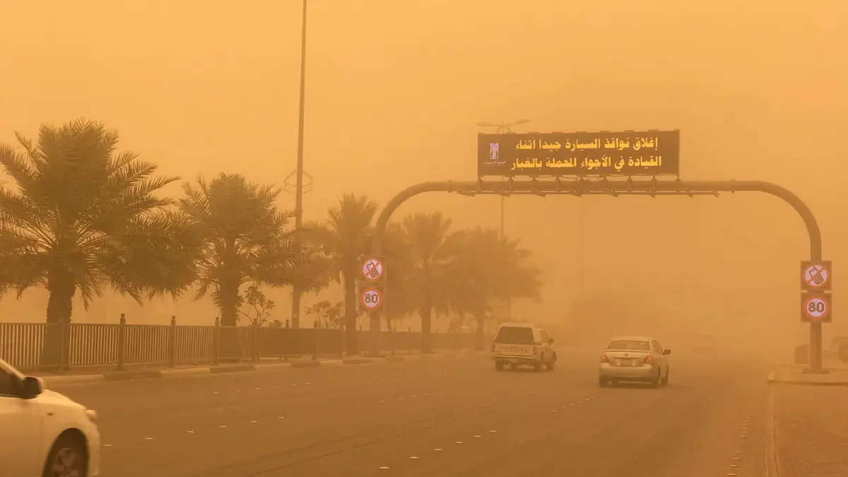 بالفيديو والصور.. تعليق الدراسة في عدة مناطق بسبب موجة غبار تجتاح السعودية‎