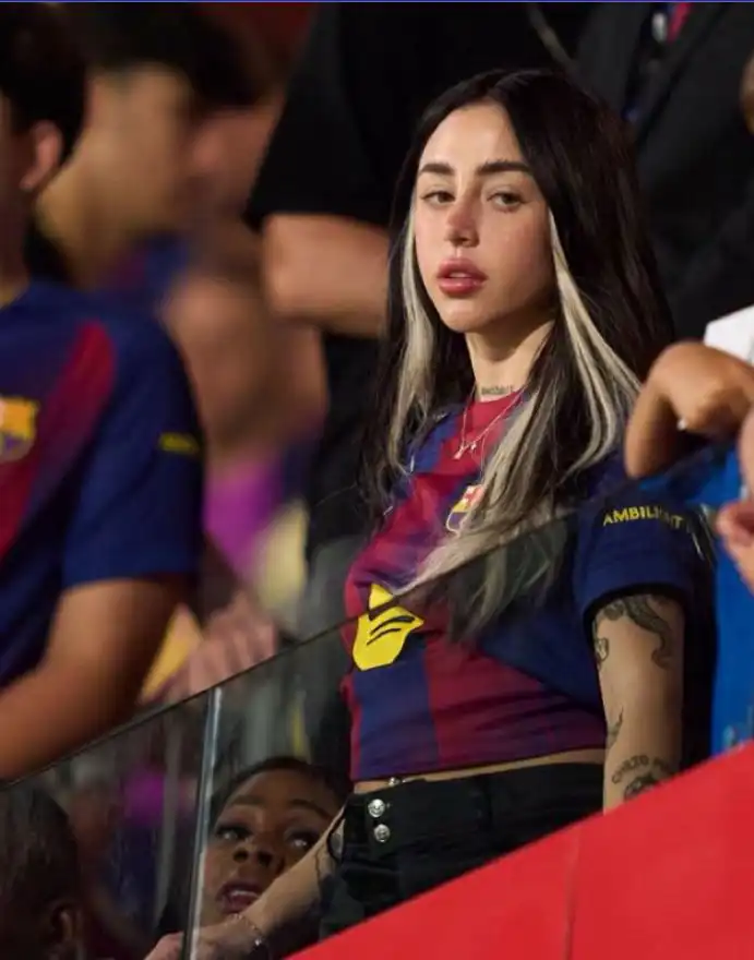 نيكي نيكول صديقة لامين يامال في مباراة برشلونة وكومو