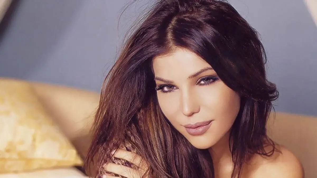 بعد أيام من تلقيها اللقاح.. إصابة الفنانة اللبنانية مي حريري بكورونا الهندية