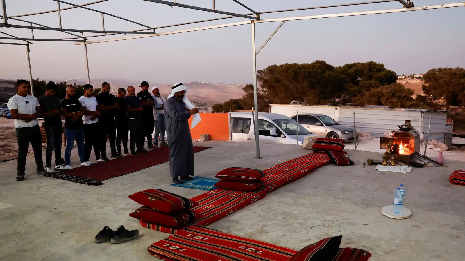 رجال بدو فلسطينيون يصلون