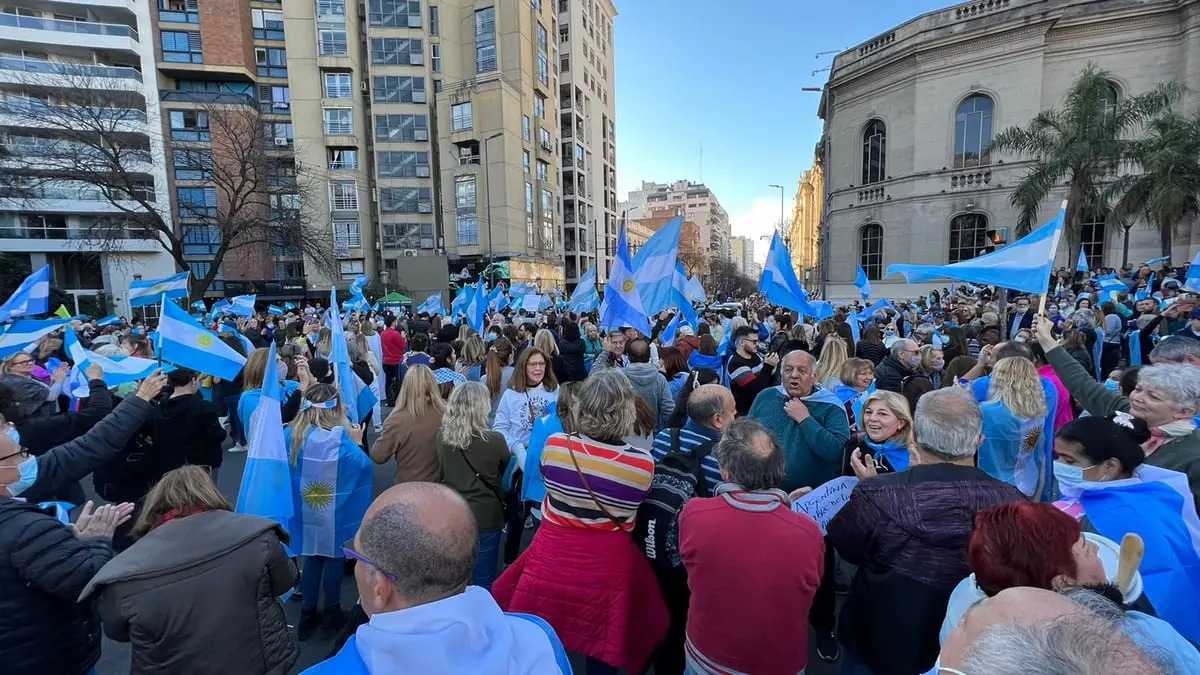 الأرجنتين على خطى سريلانكا.. احتجاجات ضد الحكومة والرئيس يدعو للوحدة