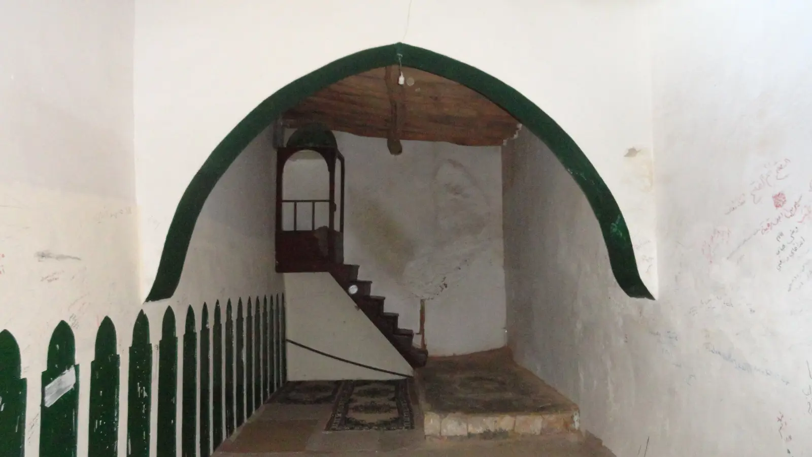 من داخل المقام