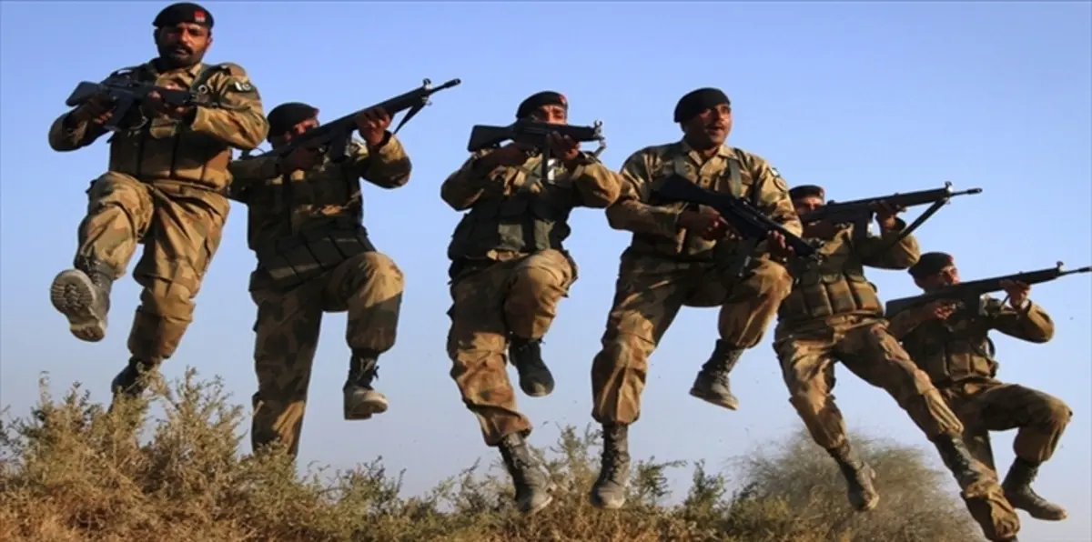 مقتل 17 شخصا في هجوم لطالبان على قاعدة لسلاح الجو الباكستاني