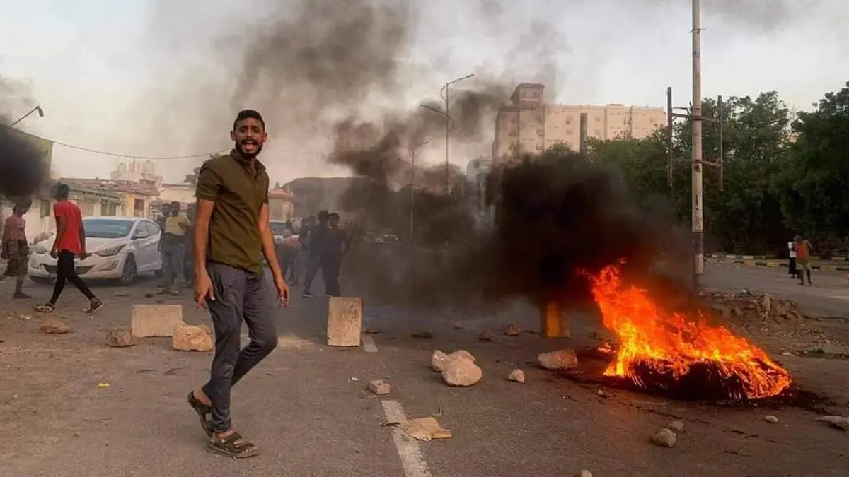 يمنيون يشعلون احتجاجات غاضبة في عدن بسبب تفاقم أزمة الكهرباء (فيديو)