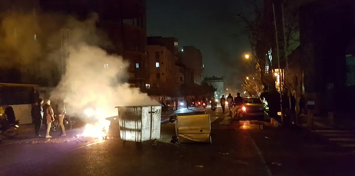 إحراق مقرين للحرس الثوري الإيراني ومجموعة "عبدة الشيطان" تعلن مسؤوليتها (فيديو)