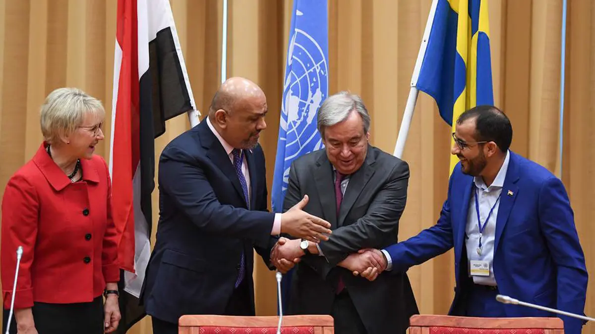 وزير الخارجية اليمني يكشف ما دار بينه وبين رئيس وفد الحوثيين خلال المصافحة (فيديو)