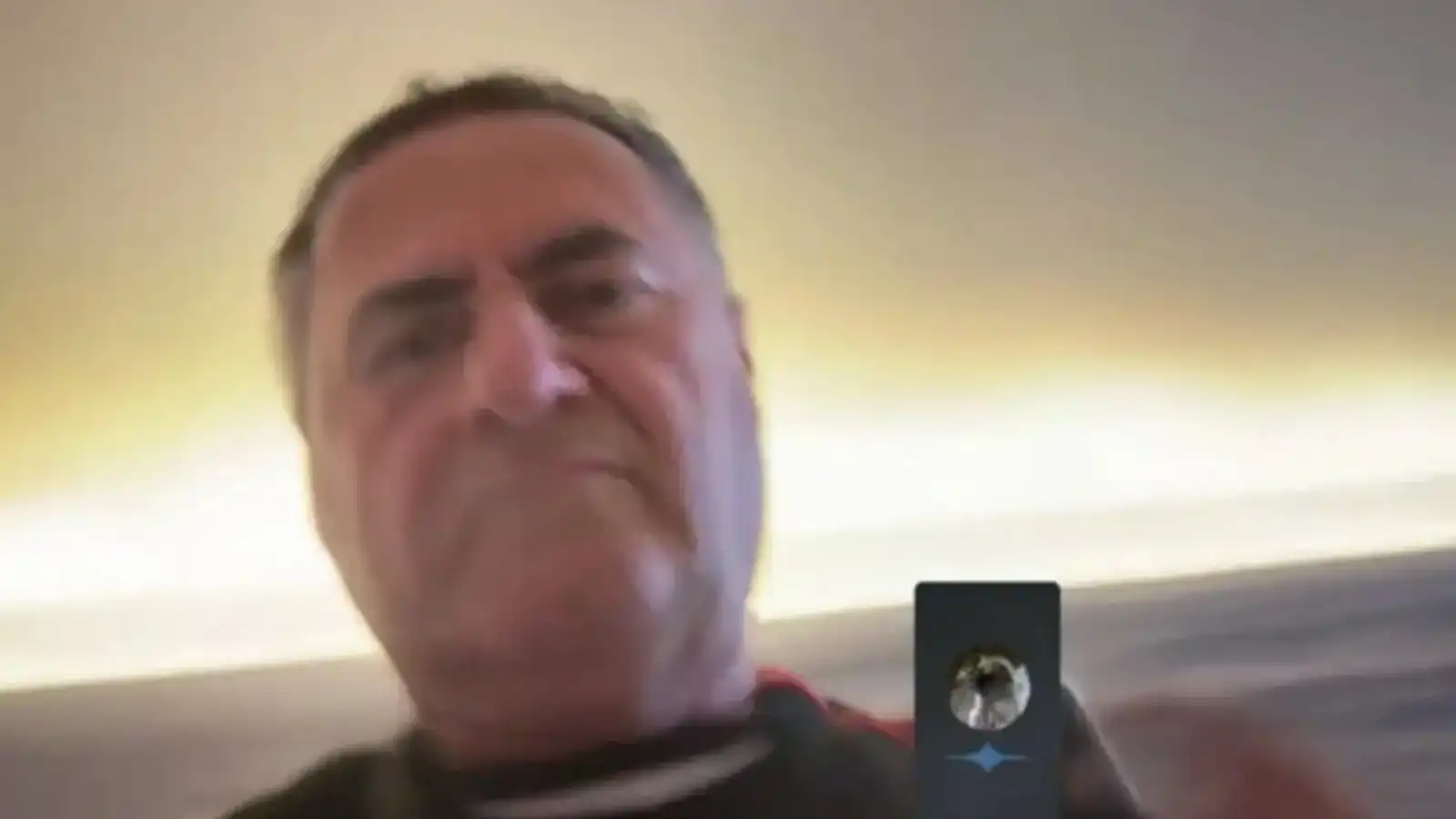 لقطة نشرها القراصنة قالوا إنها لكاتس لحظة إجراء المكالمة