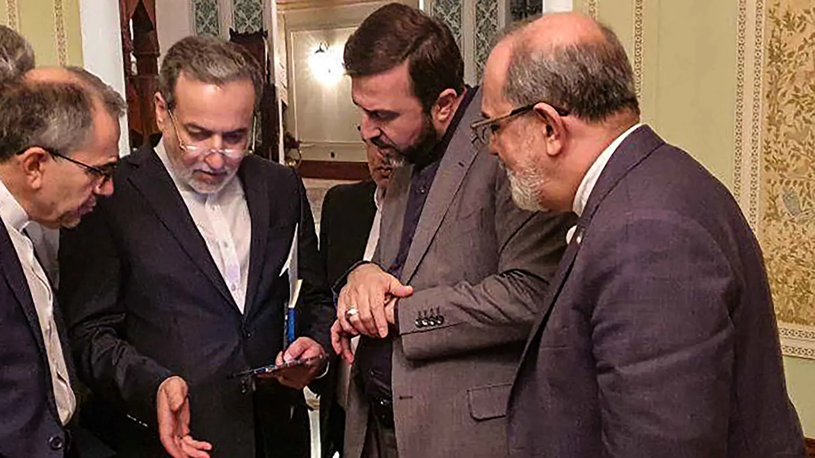 طهران تدرس طلبا أمريكيا لاستئناف المفاوضات