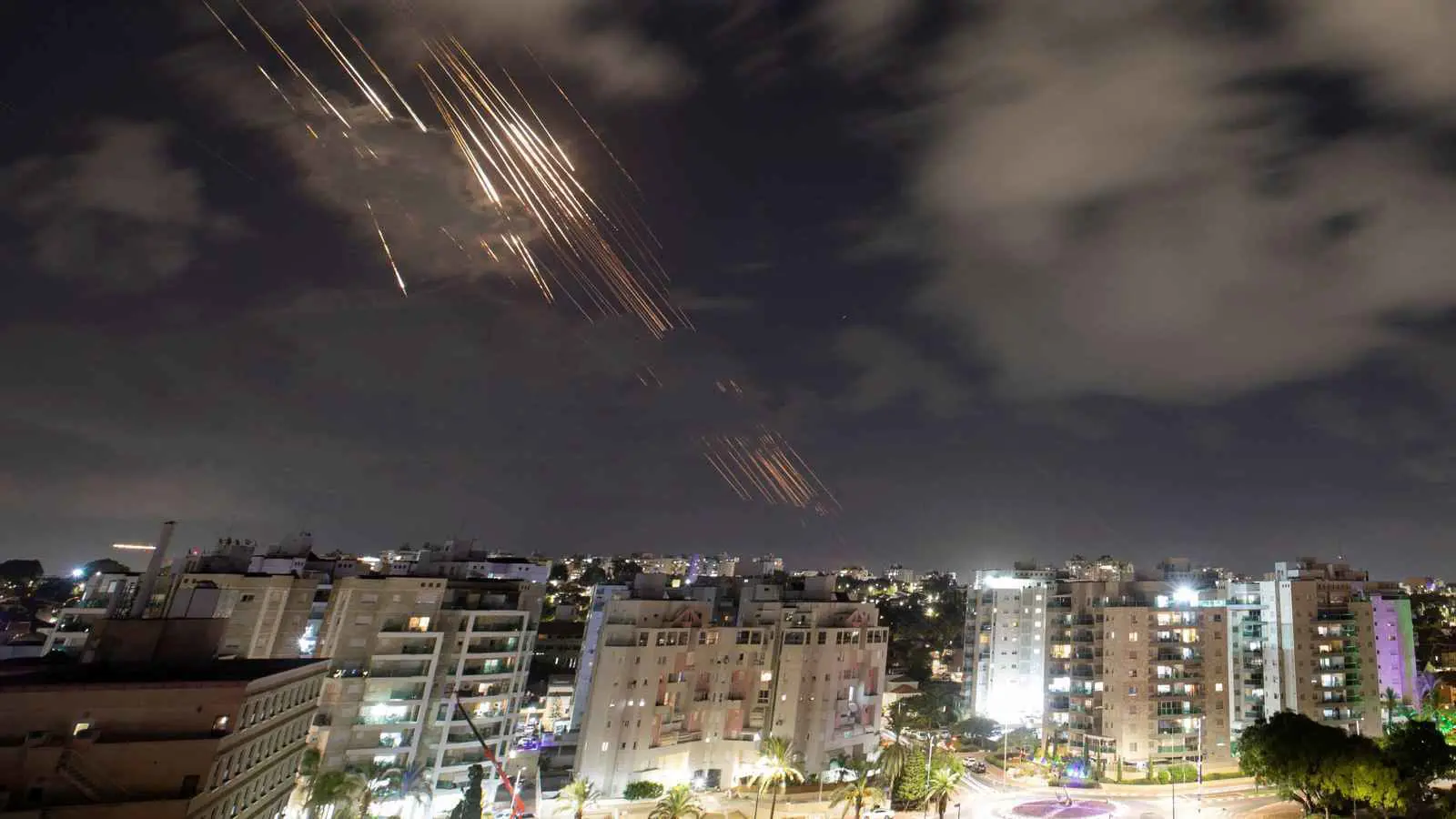 على دفعتين.. سقوط 30 صاروخًا إيرانيًا على إسرائيل خلال 20 دقيقة