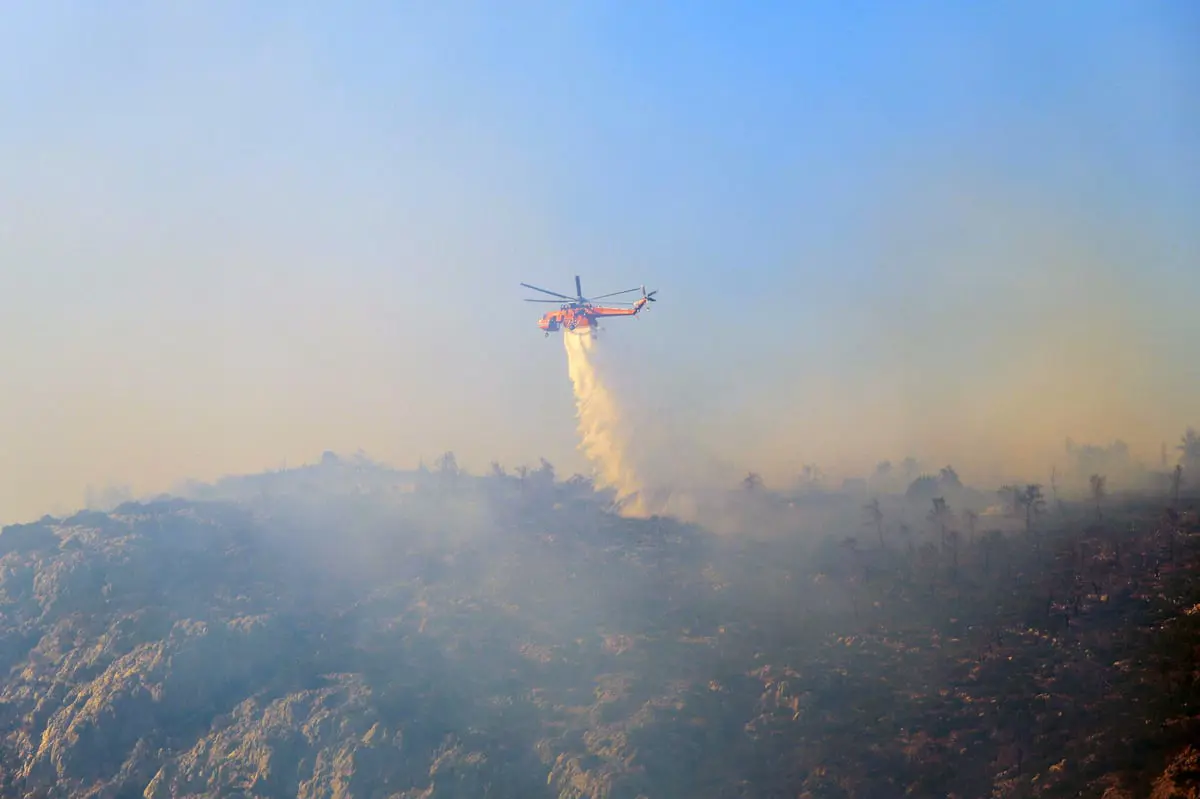  الرياح تؤجج حريق غابات على مشارف أثينا (فيديو)