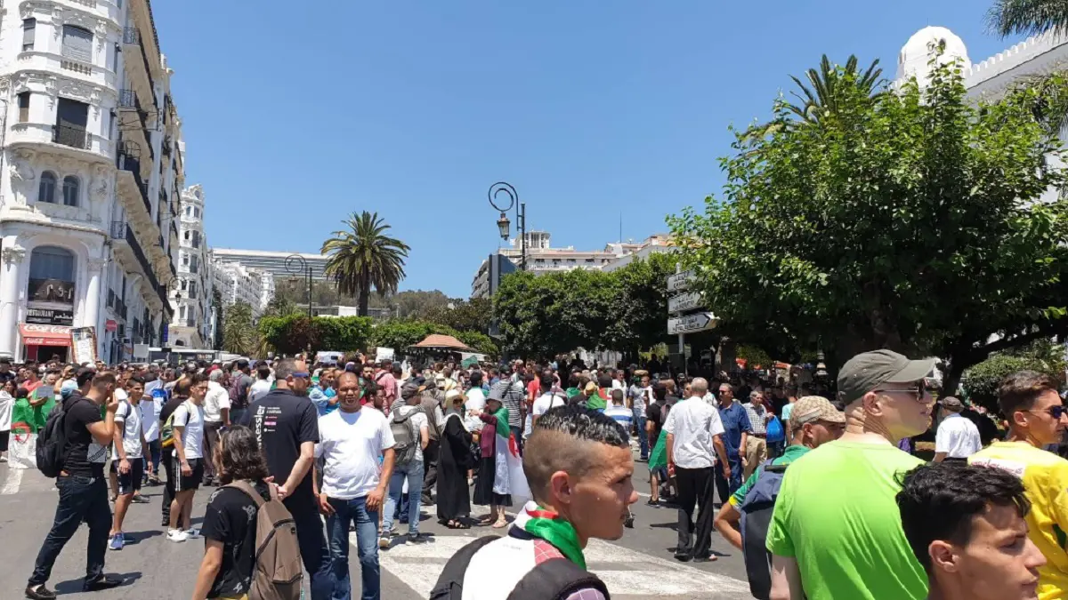 في تظاهرات حاشدة.. طلبة الجزائر يطالبون بتعجيل الحوار الشامل لإنهاء الأزمة (صور)