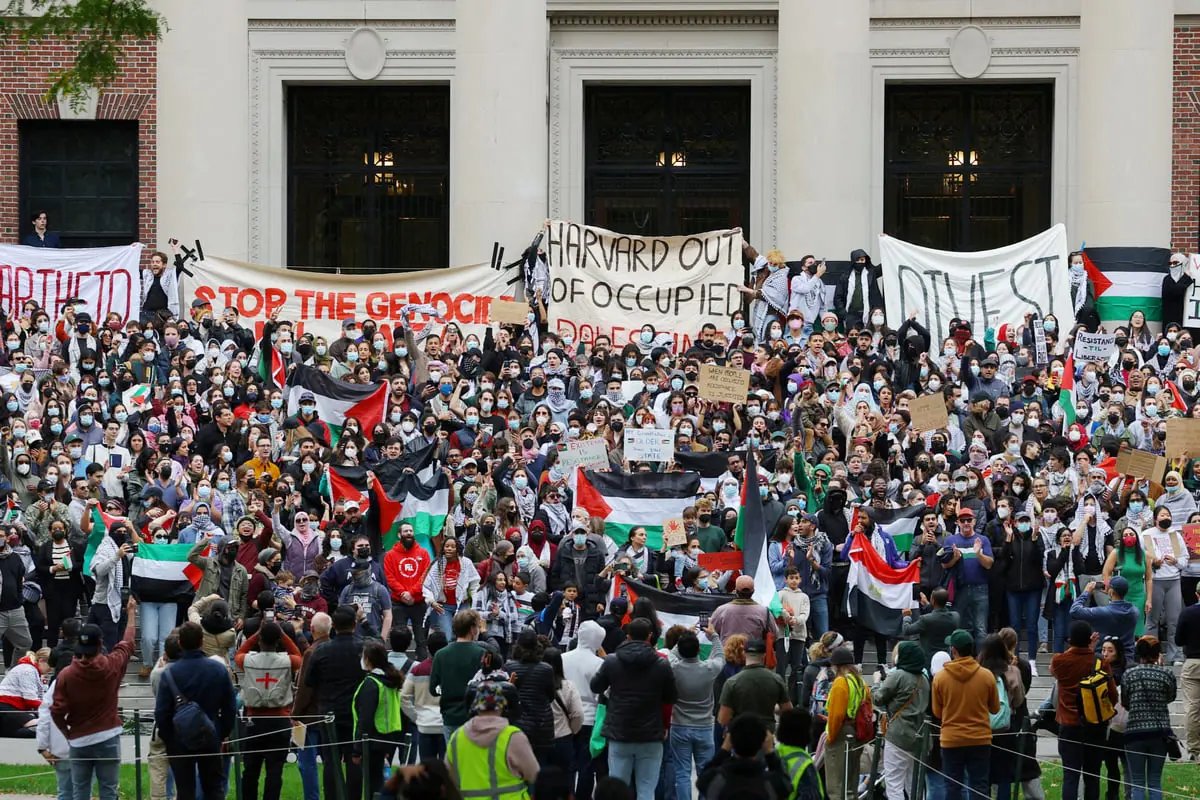 طلاب مؤيدون لغزة يتهمون "هارفارد" بعدم حمايتهم من التهديدات‎
