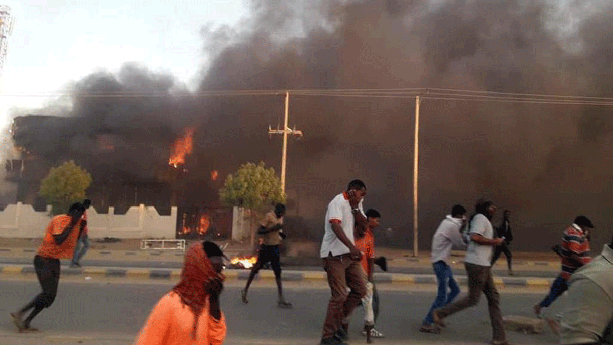 محتجون من "عطبرة" السودانية يتوجهون إلى الخرطوم (فيديو)