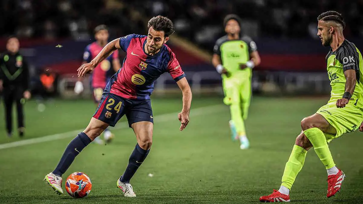 ياللعار.. إعلامي إسباني يشن هجوما على حكم مباراة برشلونة ومايوركا