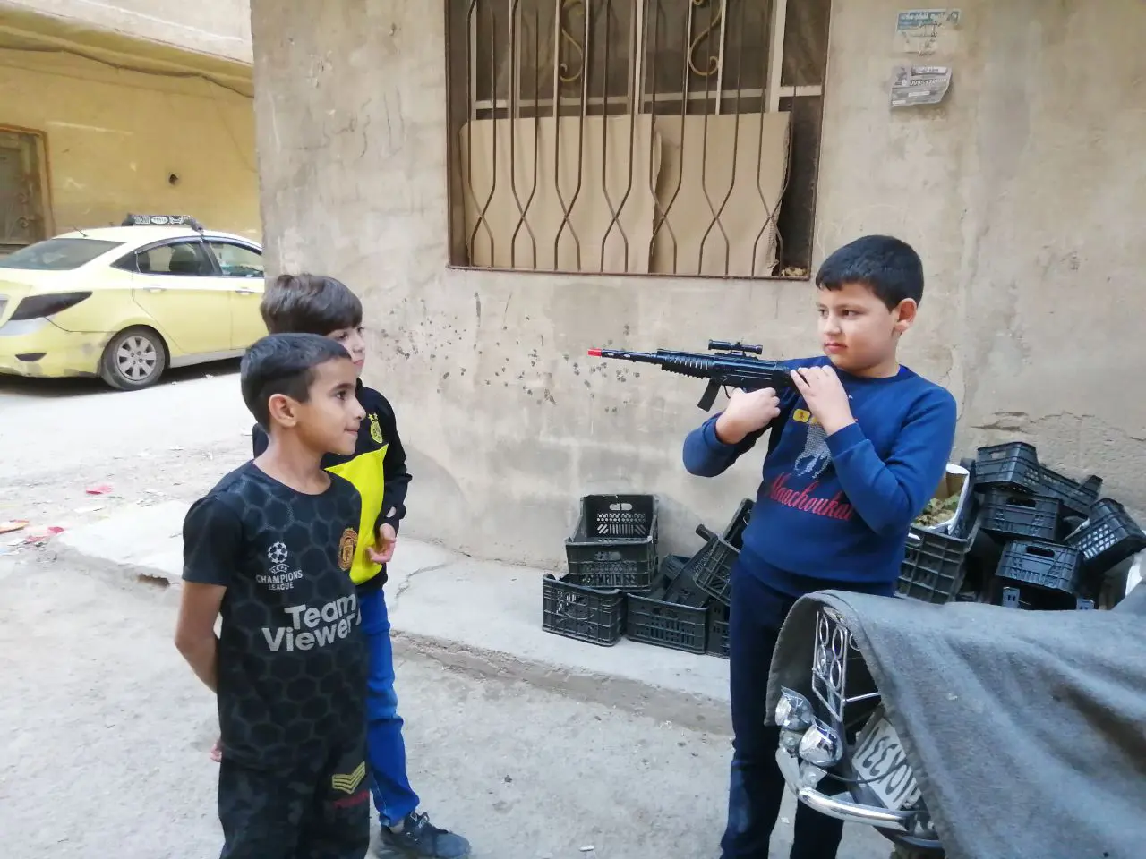 أطفال يلهون بلعبة الأسلحة