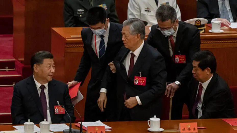 شاهد.. إخراج الرئيس الصيني السابق هو جينتاو من قاعة مؤتمر الحزب الشيوعي