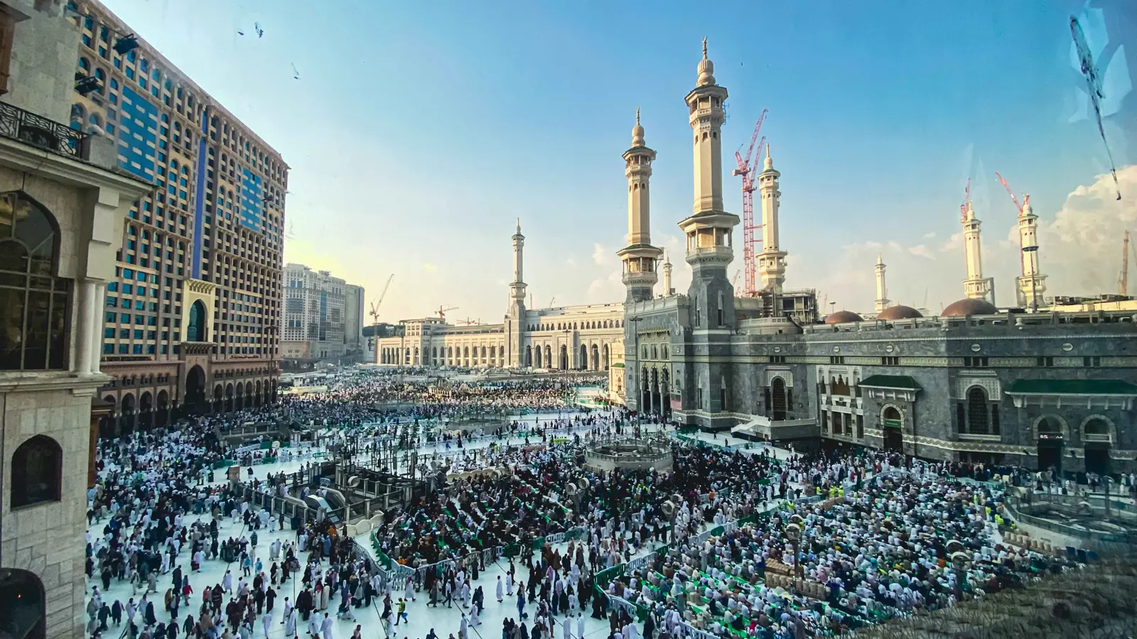 السعودية تطلق ساعات ذكية لمتابعة صحة الحجاج عن بُعد