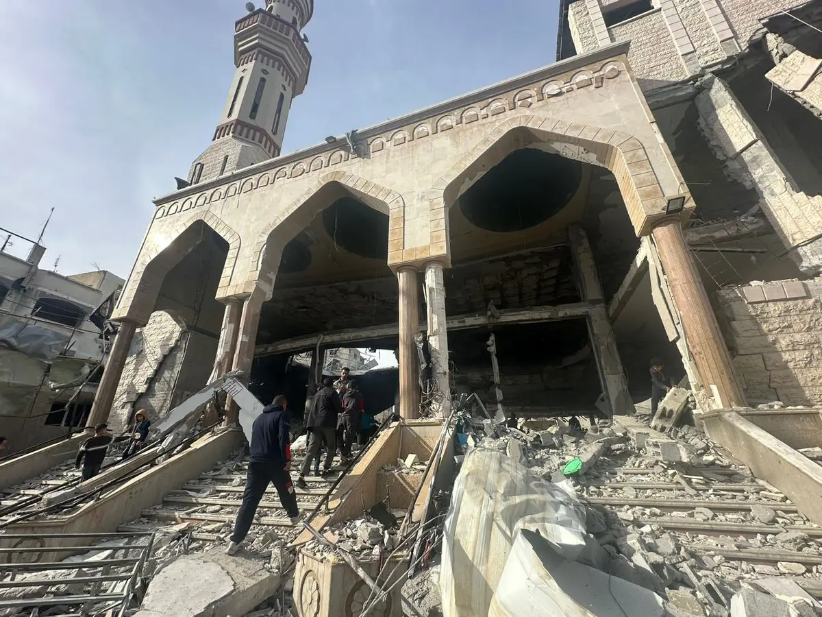 قصف مساجد غزة يعطل تأدية الشعائر الدينية في رمضان (صور)