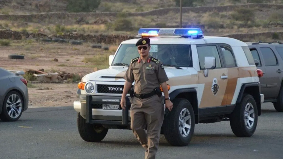 الشرطة السعودية تصدم سيارة لضبط متهور يقودها (فيديو)