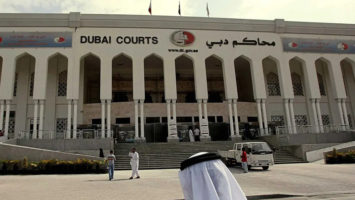 دبي.. "صفقة هواتف" تنتهي باحتجاز واعتداء وتهديد بالقتل