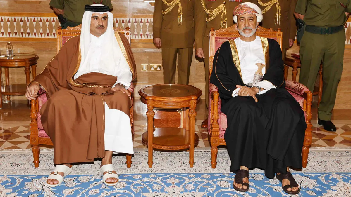 سلطان عمان وأمير قطر يبحثان آفاق تعزيز وتطوير العلاقات