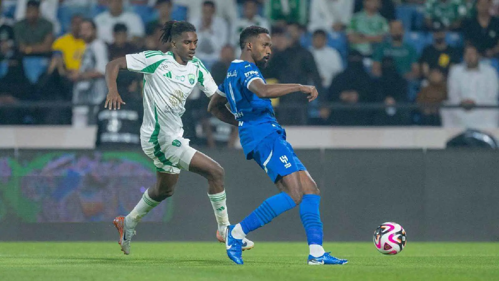 تلاعب بدفاع الهلال.. من هو عبد الكريم الدارسي اكتشاف الأهلي السعودي؟