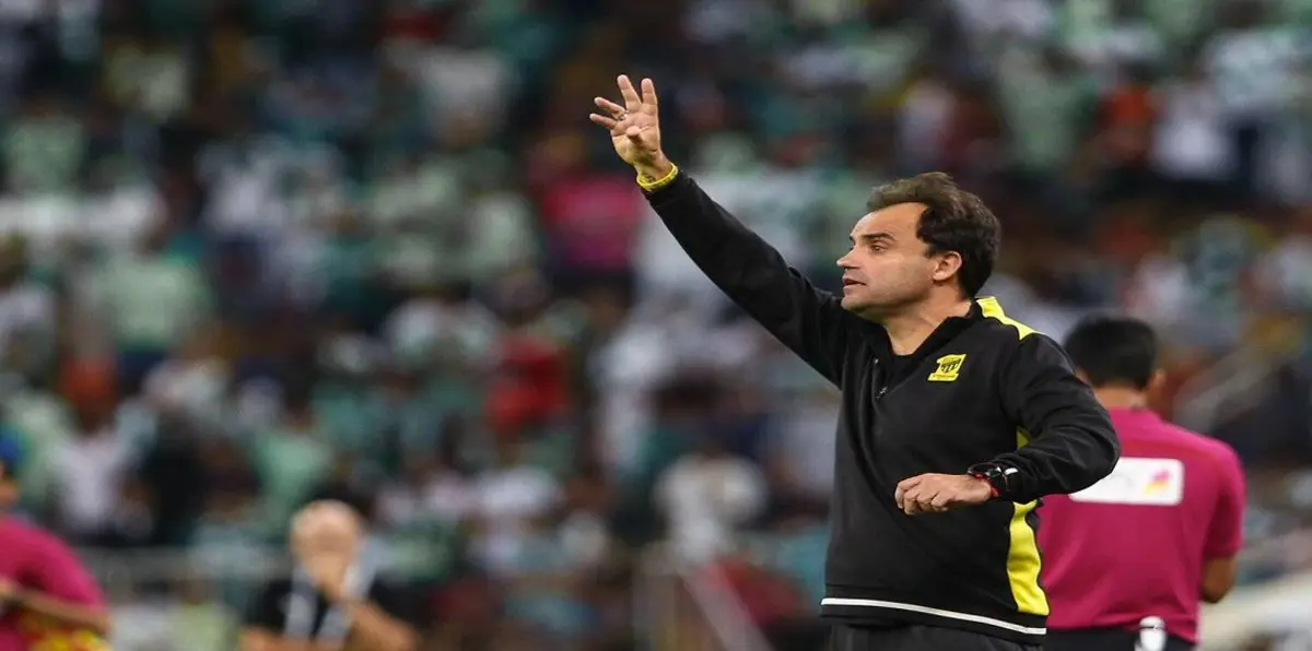 رغم ترحيبه بتجديد تعاقده مع نادي الاتحاد السعودي.. شباب الأهلي دبي يفاوض لويس سييرا