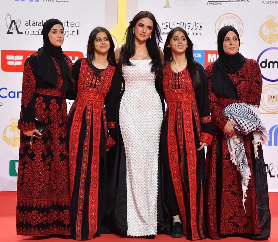 درة مع بطلات فيلمها