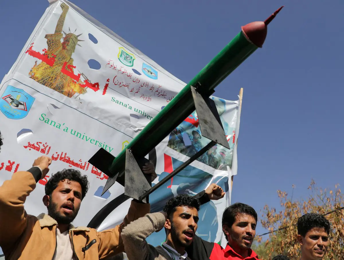 إيران تزود الحوثيين بصاروخ باليستي يُطلق من البحر