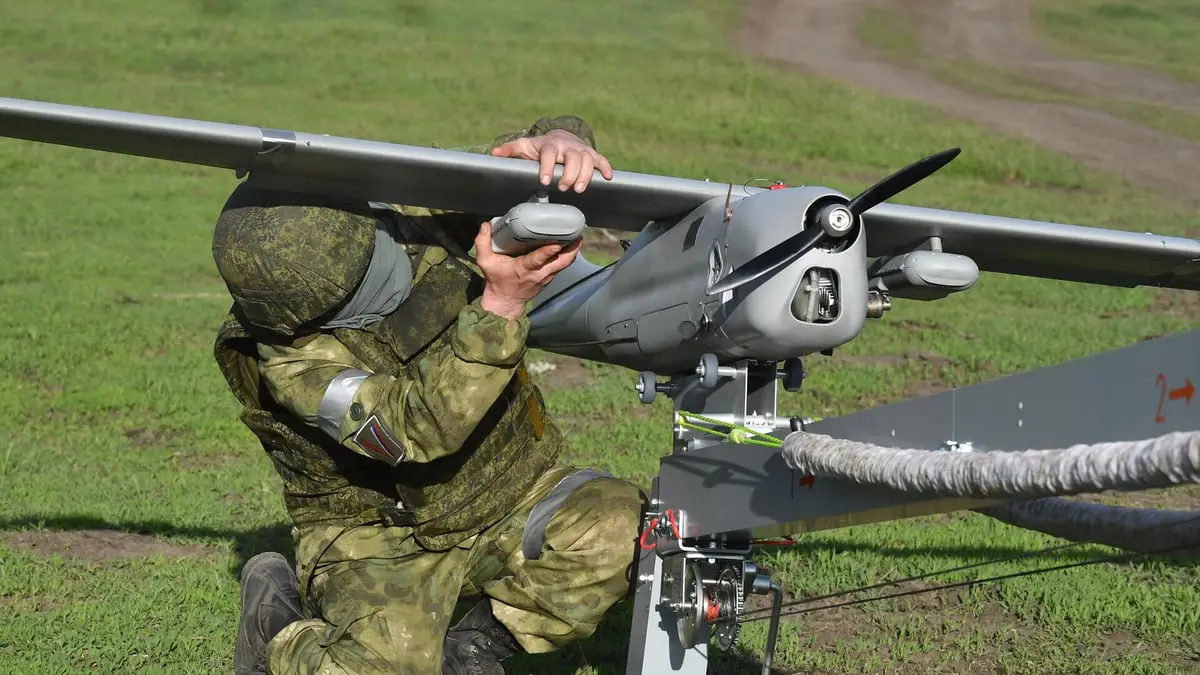 لماذا تحول القتال بين روسيا وأوكرانيا إلى حرب طائرات مسيّرة؟