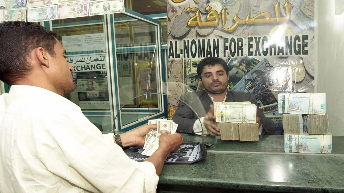 العملة اليمنية تعاود الهبوط والدولار يقترب من ألف ريال مجددًا