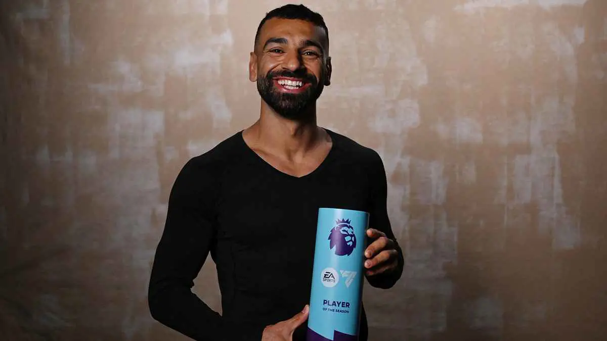 محمد صلاح مع جائزة أفضل لاعب في الدوري الإنجليزي