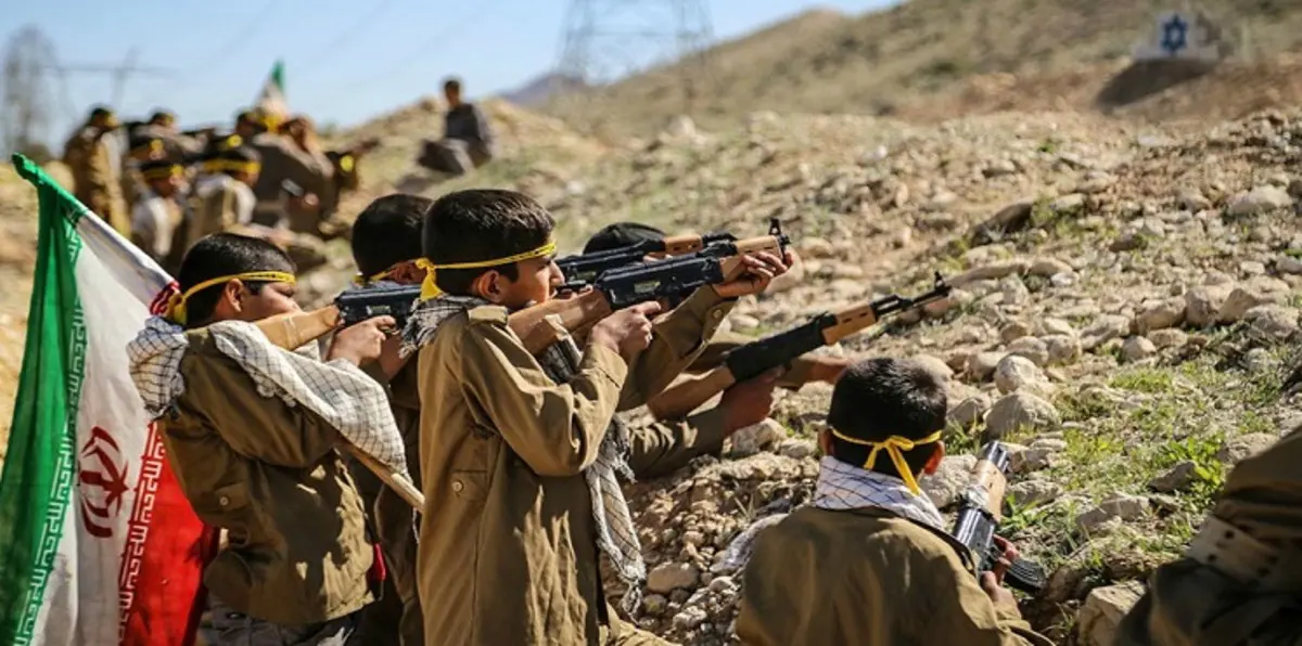 بالصّور.. إيران تسمح للأطفال بإطلاق الرصاص على نتنياهو