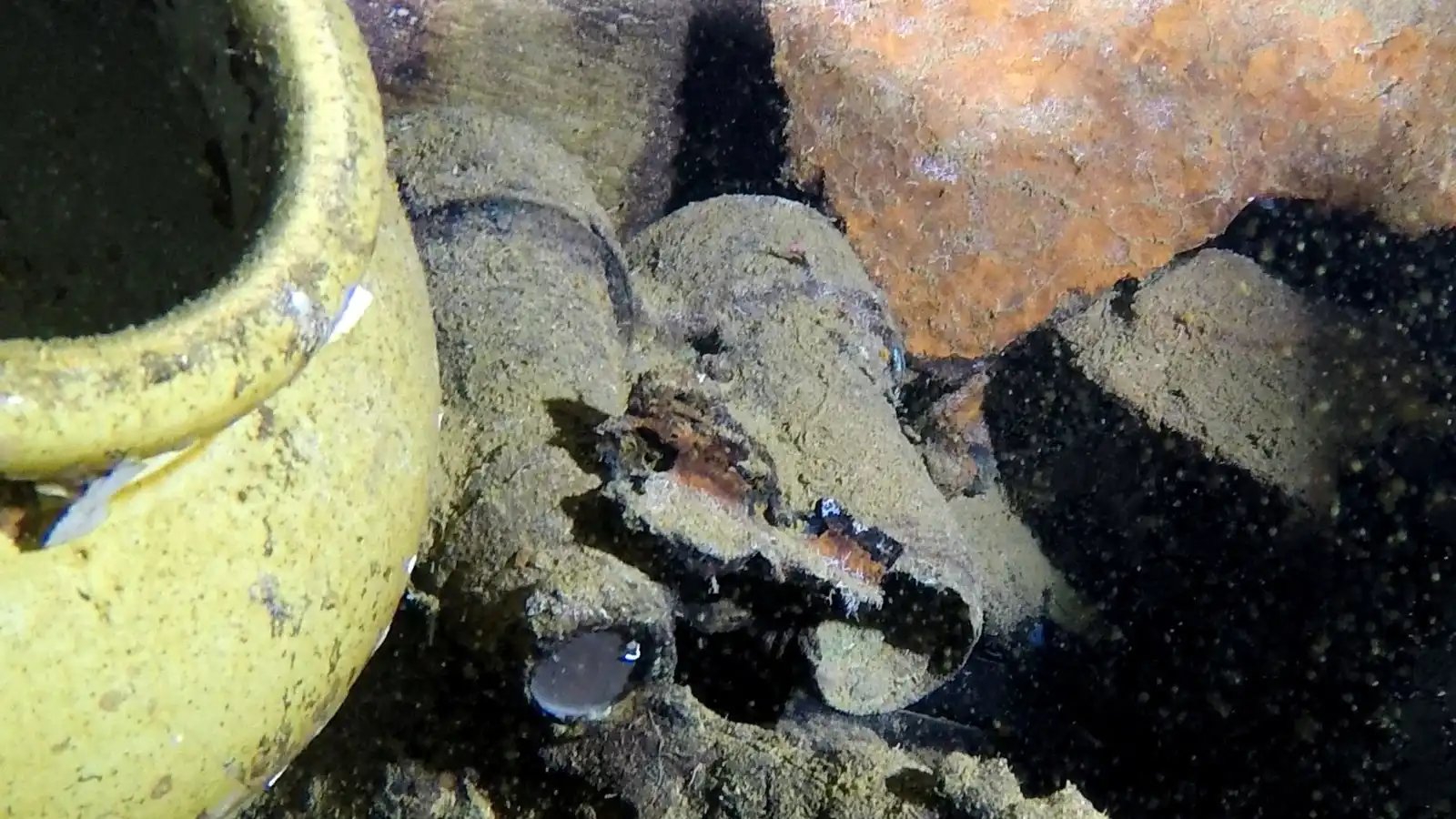 قطع من سفينة إتش إم إتش إس بريتانيك الغارقة