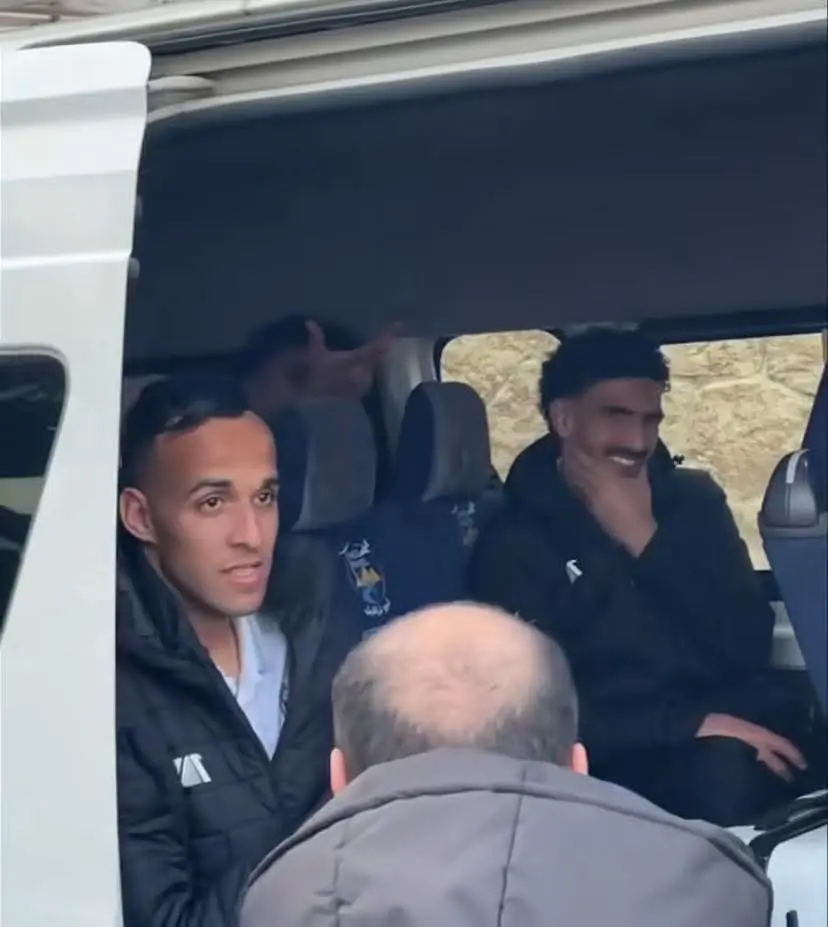 لاعبو الزمالك في الميكروباص