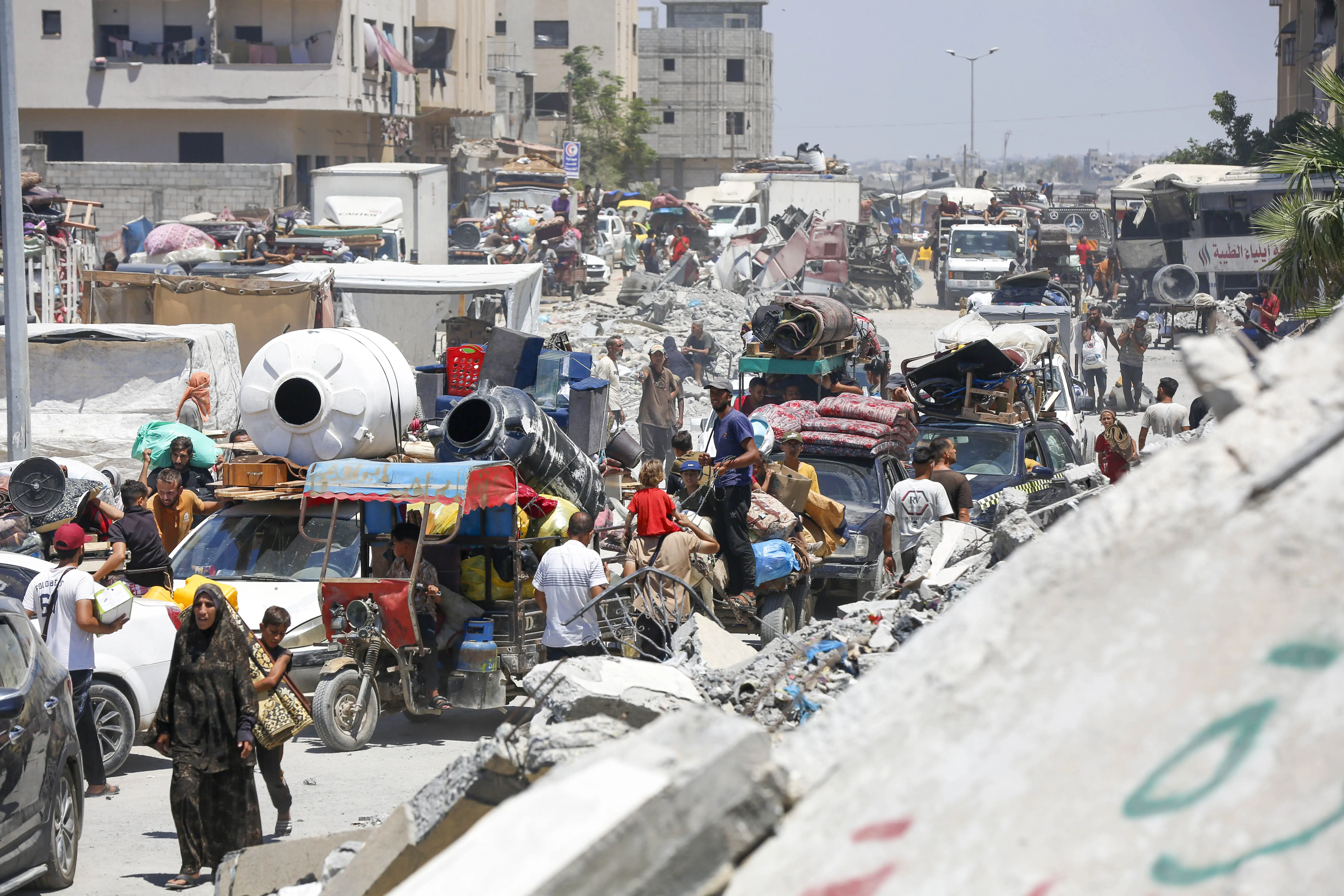 غزيون نازحون إلى المواصي