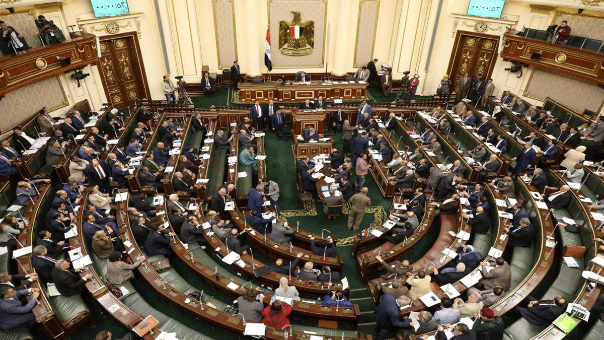 البرلمان المصري يقر قانونا يقضي بالخصم من رواتب الموظفين لمواجهة كورونا