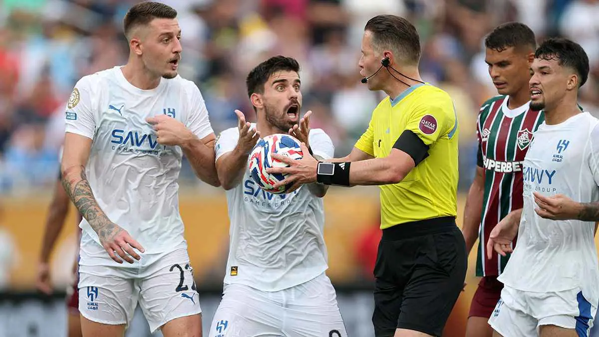 تصرف مثير من روبن نيفيز تجاه حكم مباراة الهلال وفلومينينسي (فيديو)