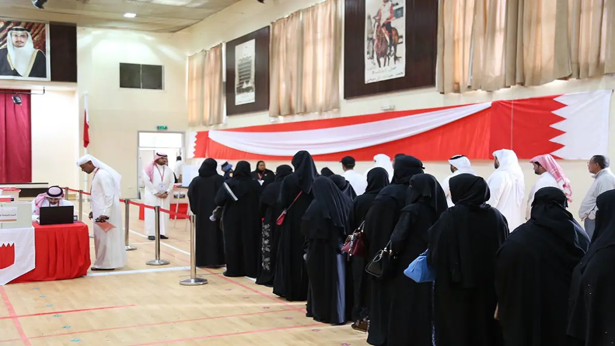 بالفيديو والصور.. بدء التصويت في الانتخابات البرلمانية بالبحرين