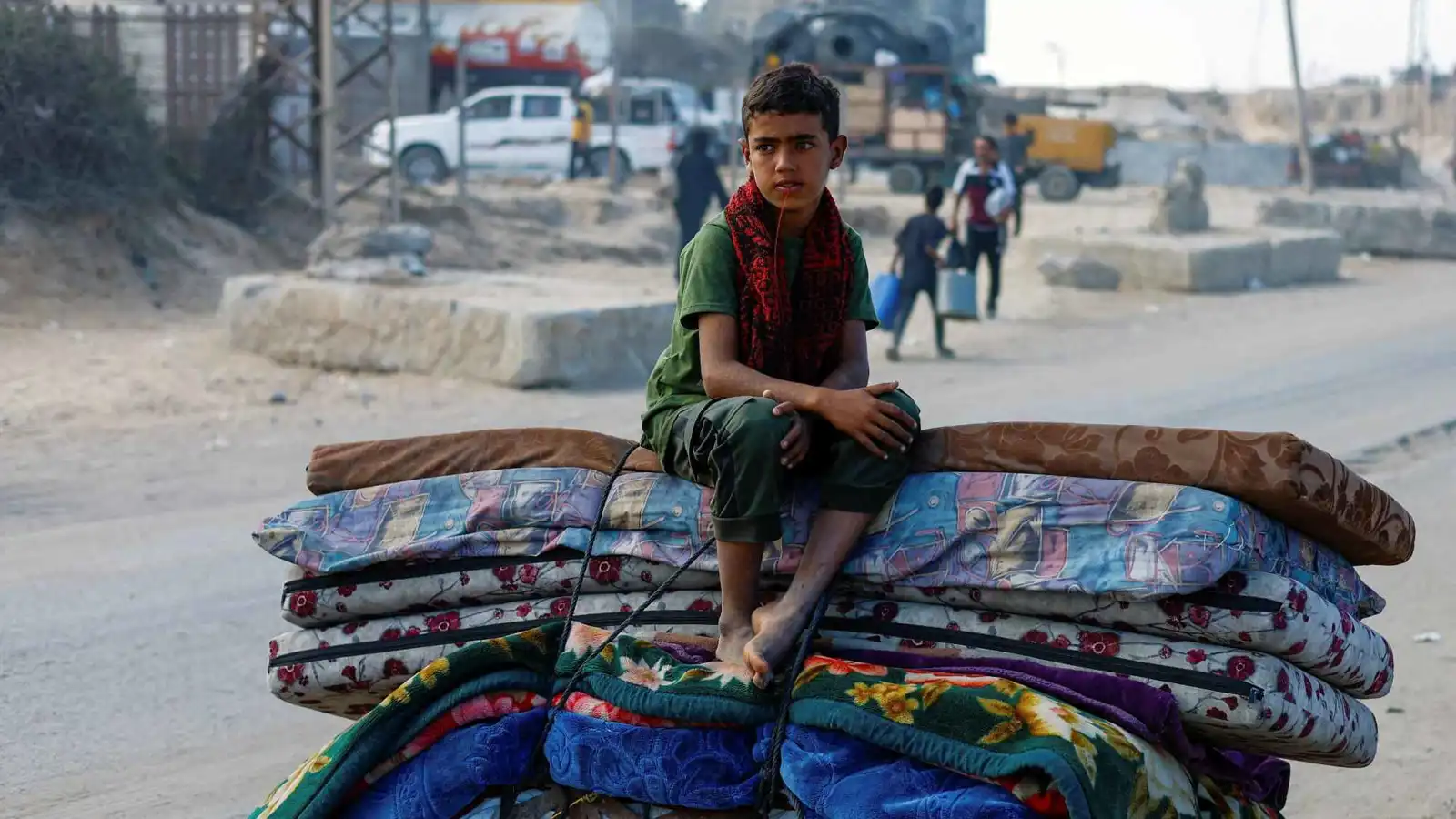 طفل فوق متاعه في رحلة النزوح عن مدينة غزة