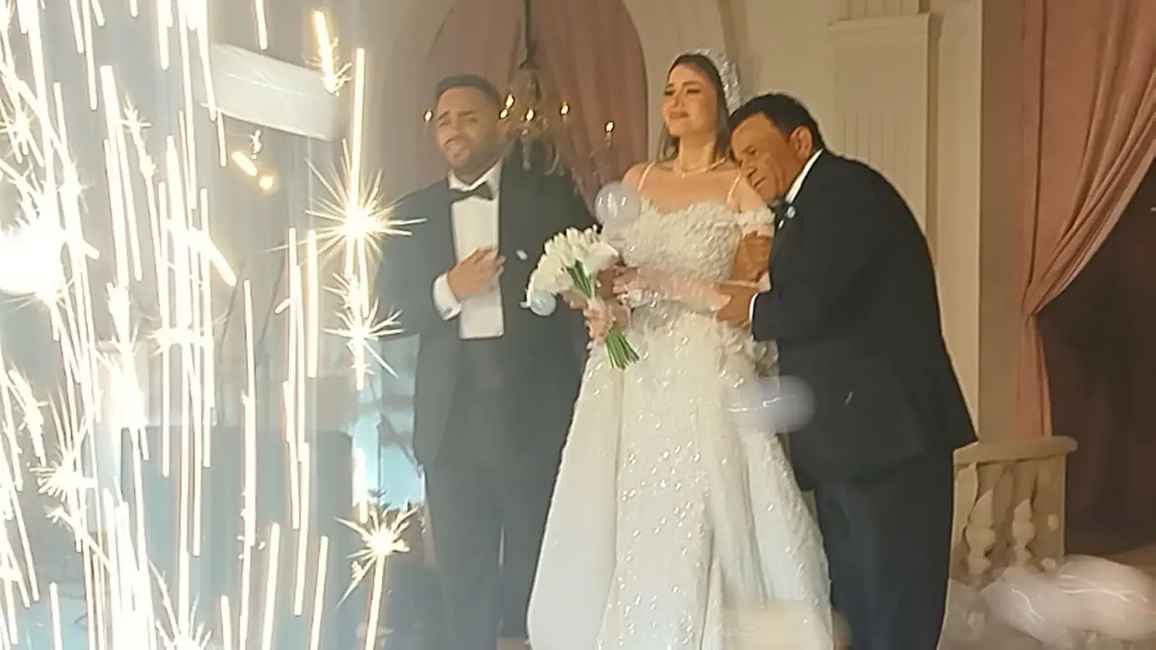 محمد فؤاد خلال حفل زفاف ابنته بسملة
