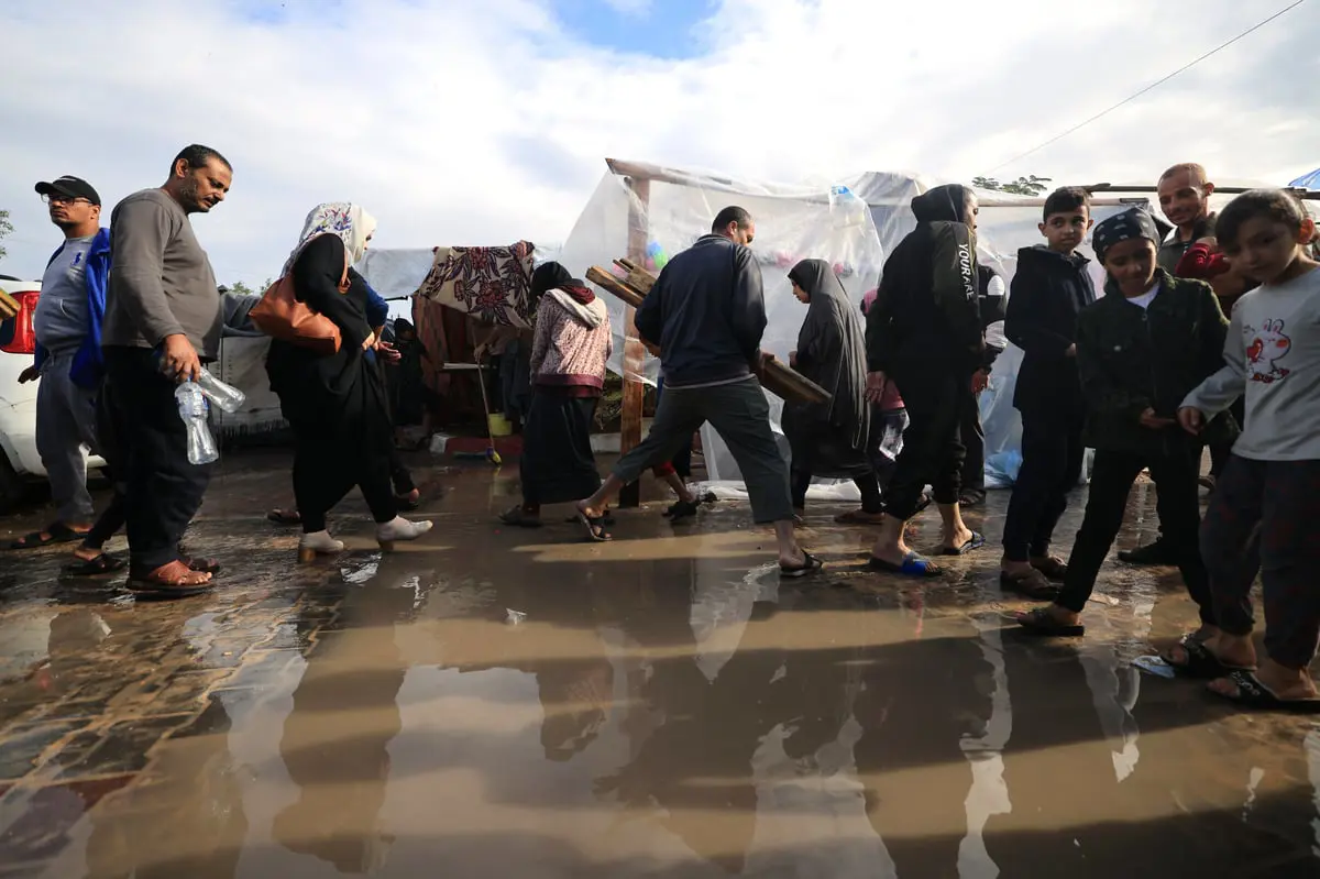 "نغرق في الوحل والأمراض".. الشتاء يعمّق جراح النازحين في غزة
